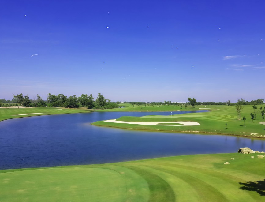 Royal Bang Pa-In Golf Club では、水の要素がプレー体験に大きく影響します。