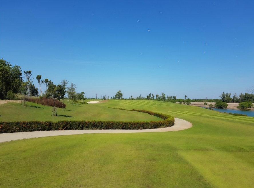 Royal Bang Pa-In Golf Club は、Bangkok北部でプレミアムなゴルフ体験を求めるプレーヤーに向いています。