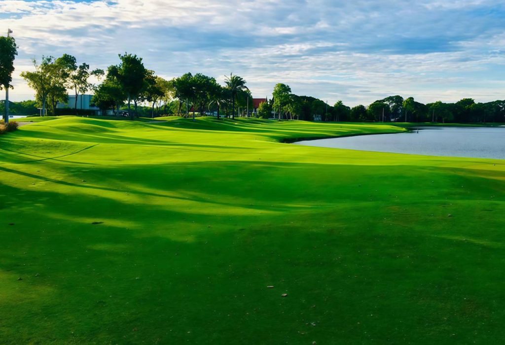 The Legacy Golf Club cocok untuk pegolf yang ingin mencoba desain Jack Nicklaus dengan biaya yang cenderung lebih value dibanding course premium Bangkok.