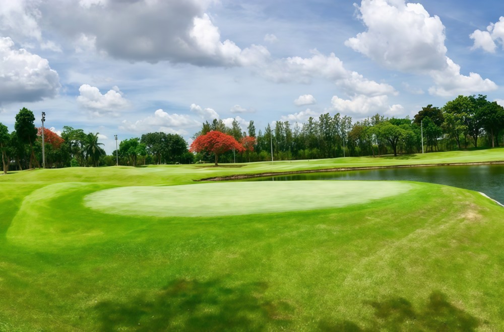 The Legacy Golf Club memiliki 18 hole dengan par 72.
