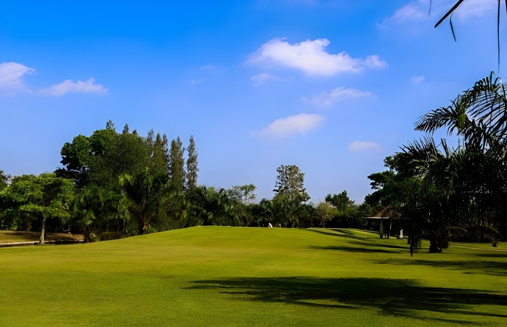 The Pine Golf Club は、Bangkok中心部から少し離れて、より静かな環境で18ホールを楽しみたい方に向いています。