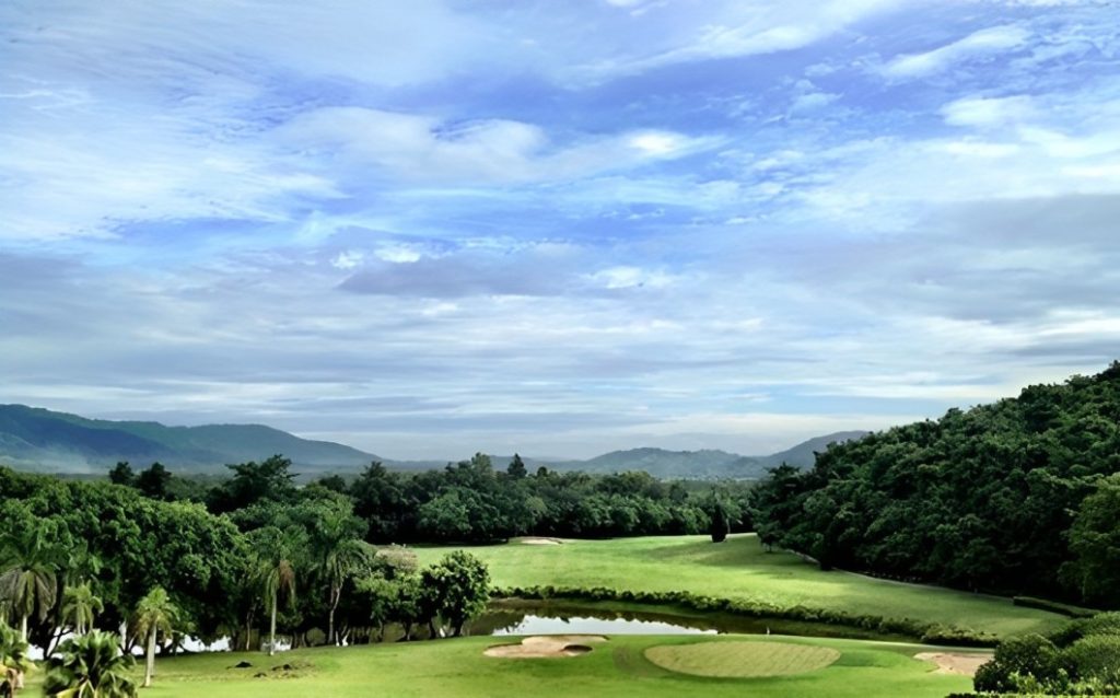 Waterford Valley Chiang Rai cocok untuk pemain yang ingin pengalaman golf scenic di Thailand Utara. Waterford Valley Chiang Rai cocok untuk pemain yang ingin pengalaman golf scenic di Thailand Utara.