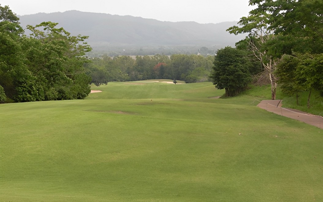 Waterford Valley Chiang Rai(ウォーターフォード・バレー・チェンライ)の山に囲まれた台地のフェアウェイ