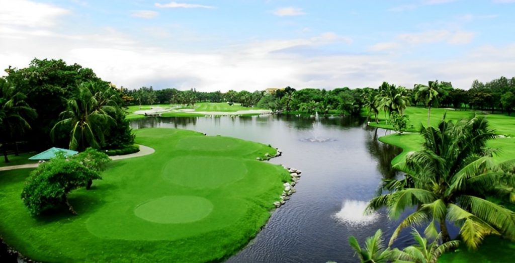 Karakter utama Windsor Park and Golf Club adalah parkland natural dengan banyak pepohonan, tanaman, dan elemen air.