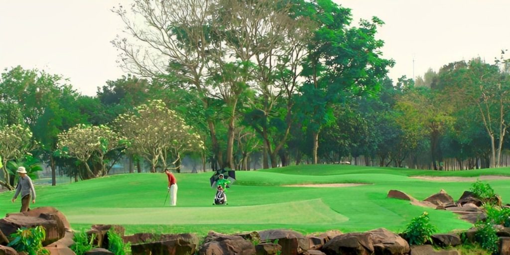 Windsor Park cocok untuk pegolf yang ingin course besar dengan suasana natural dan harga relatif lebih value dibanding banyak course premium Bangkok.