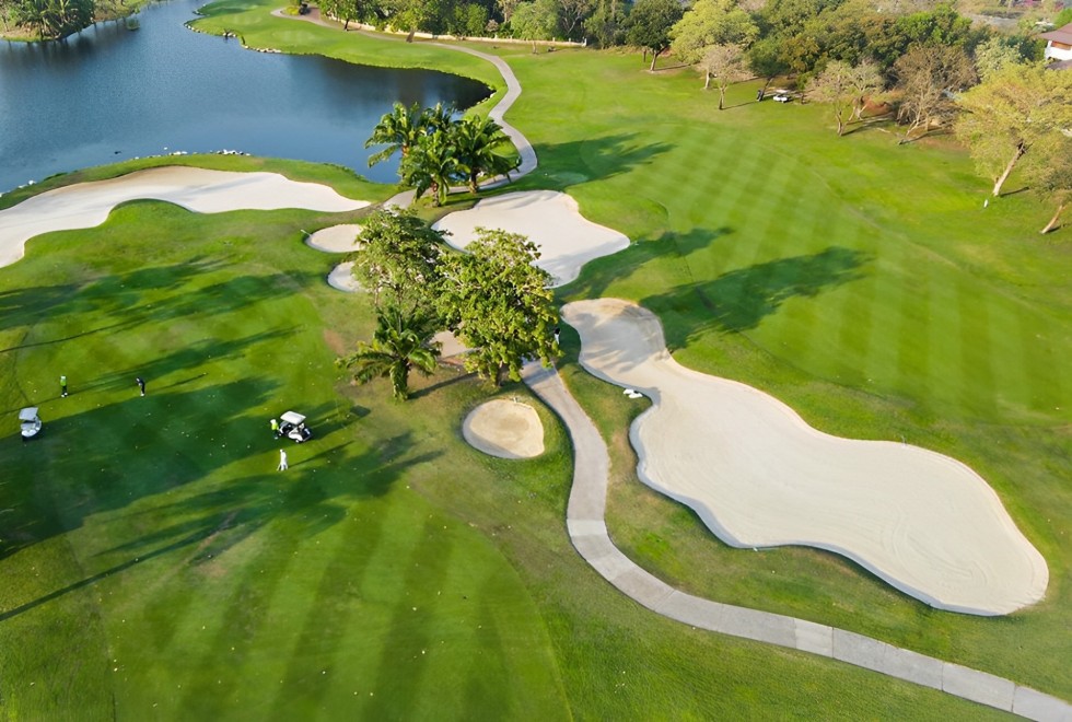 Windsor Park and Golf Club punya positioning sebagai course 36 hole value/mid-range dengan karakter parkland natural, water hazard, dogleg, island green, dan banyak variasi layout.