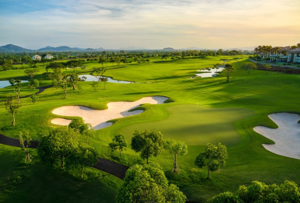 Black Mountain Golf Club の池が絡むホール