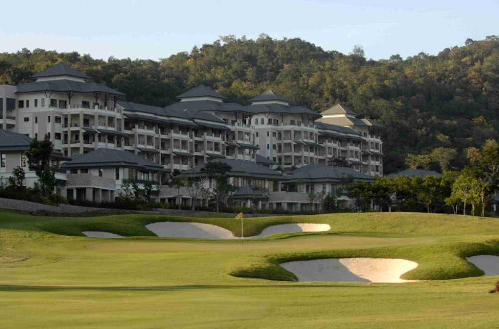 Black Mountain Golf Club の練習施設とクラブハウス周辺