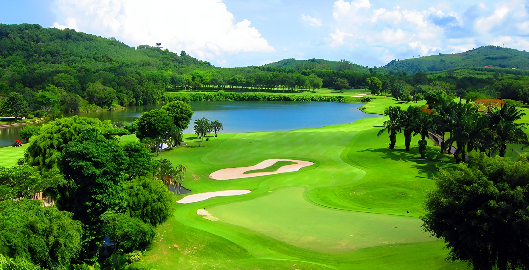 Blue Canyon Country Club Lakes Course の湖が絡むホール