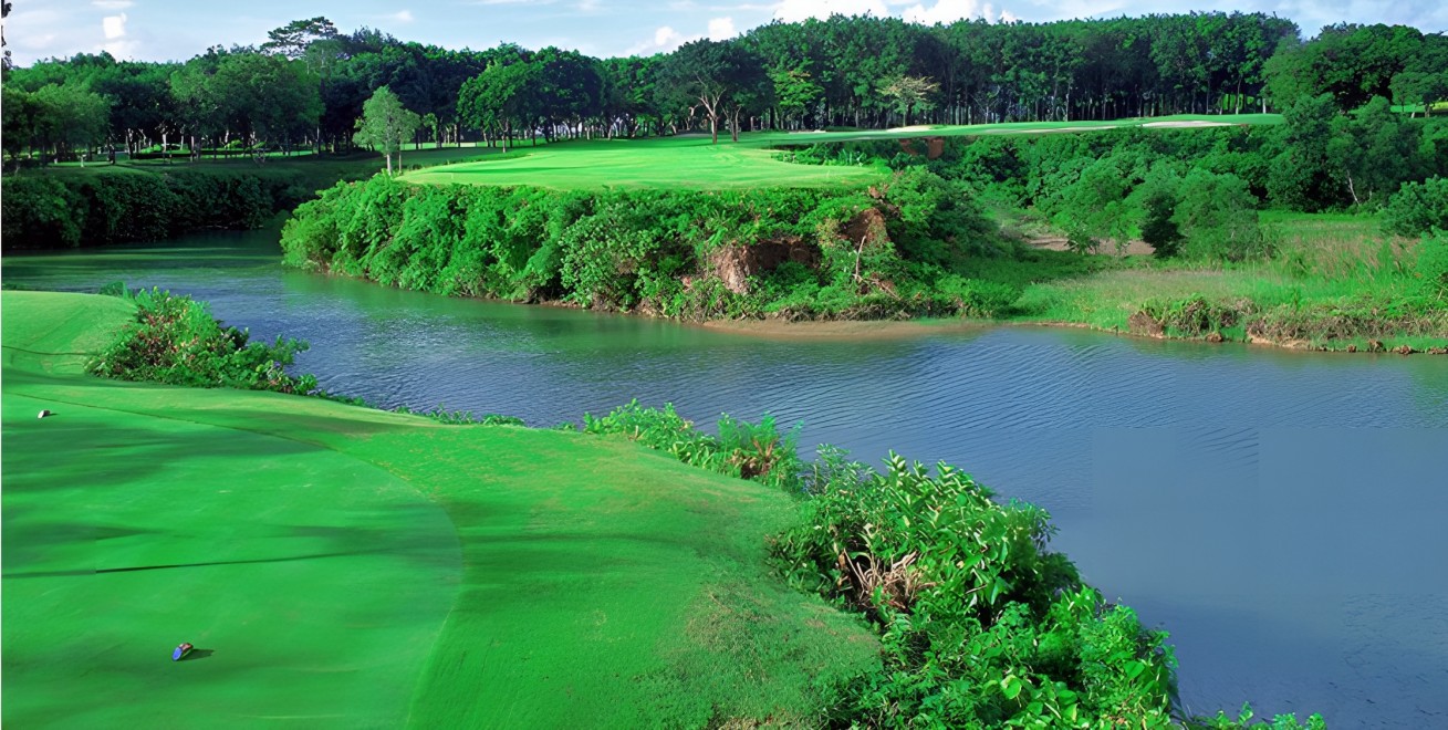 Blue Canyon Country Club のクラブハウスとリゾート施設