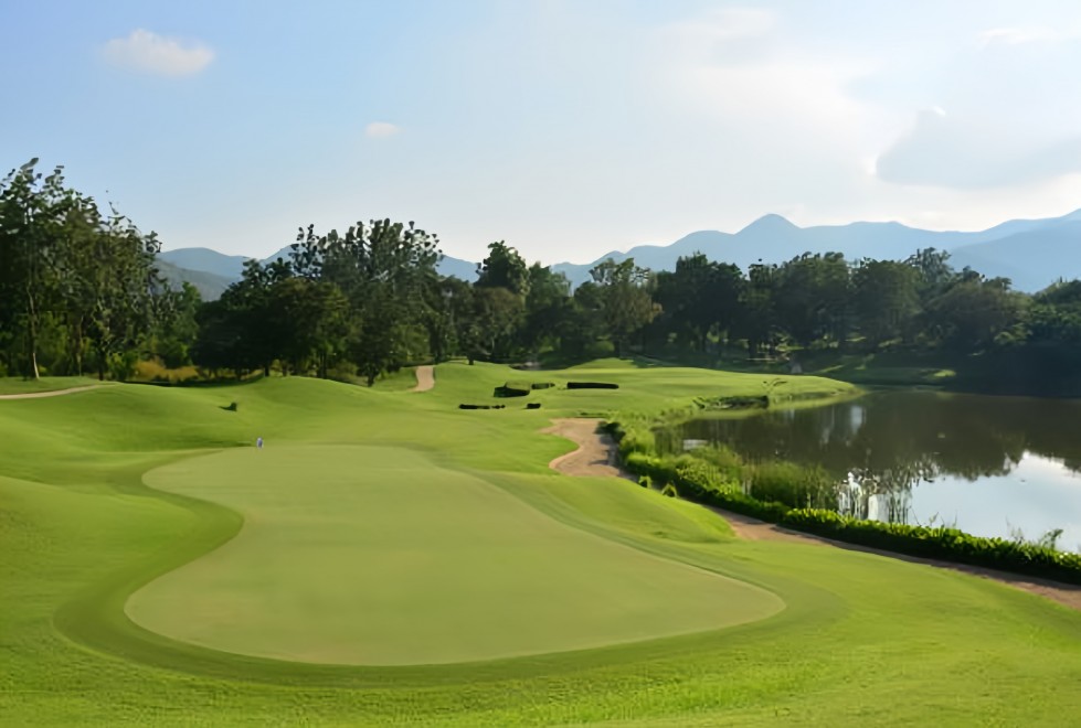 Dragon Hills Golf & Country Club のうねるフェアウェイ