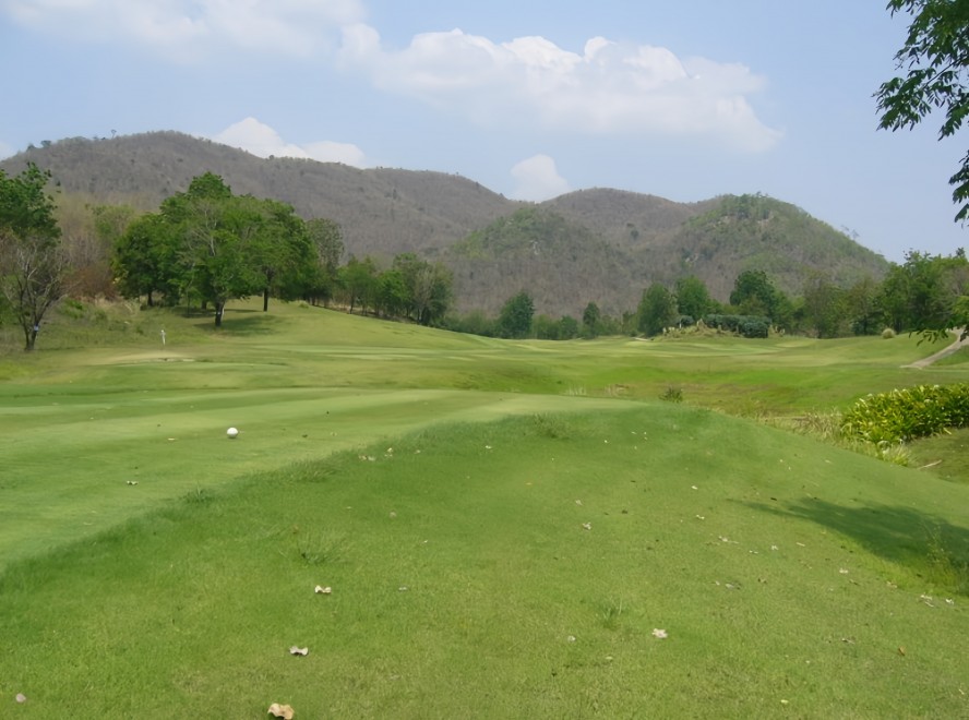 Dragon Hills Golf & Country Club の水が絡むホール