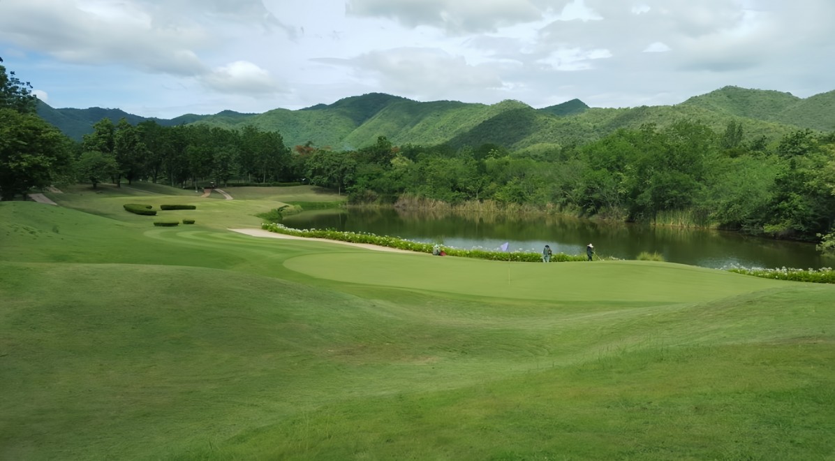 Dragon Hills Golf & Country Club のクラブハウスとロッジ