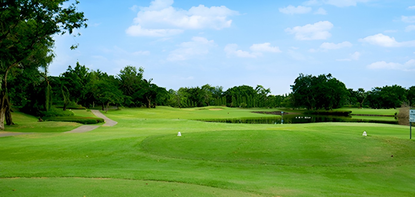 Dynasty Golf and Country Club(ダイナスティ・ゴルフ&カントリークラブ)の水が絡むホール