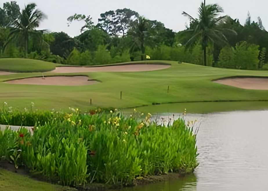 Eastern Star Country Club and Resort の水が絡むホール