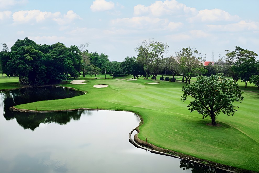 Ekachai Golf & Country Club の水が絡むホール