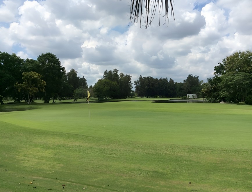 Ekachai Golf & Country Club（エカチャイ）のマウンドと水が縁取るホール