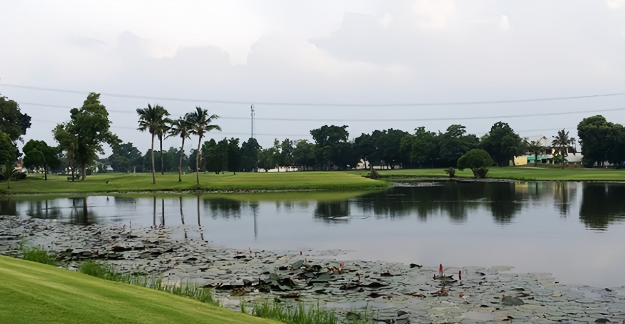 Fairway yang dibingkai pepohonan di Flora Ville Golf and Country Club