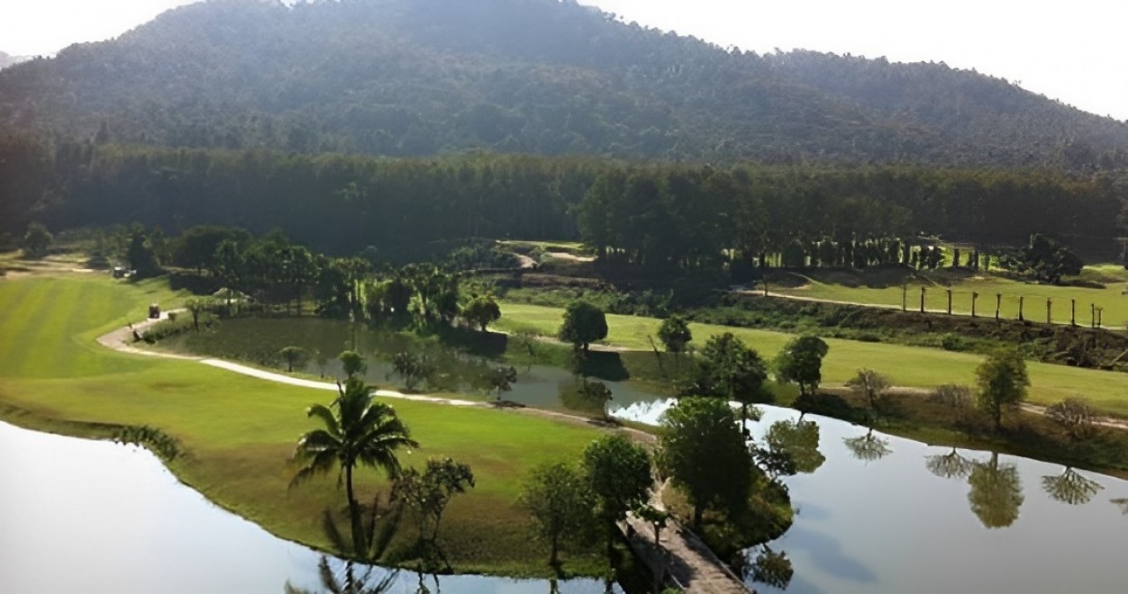Gassan Khuntan Golf and Resort の川沿いのホール