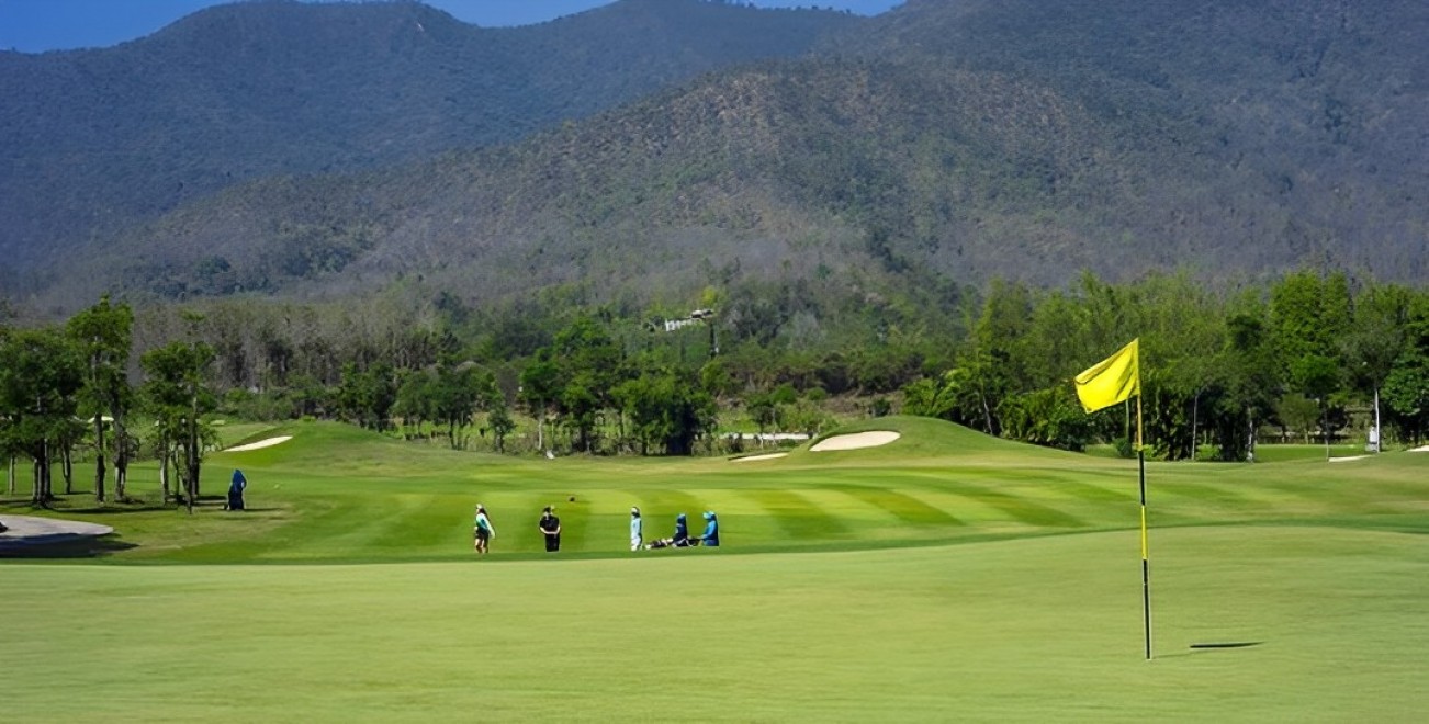 Gassan Khuntan Golf and Resort の島グリーン