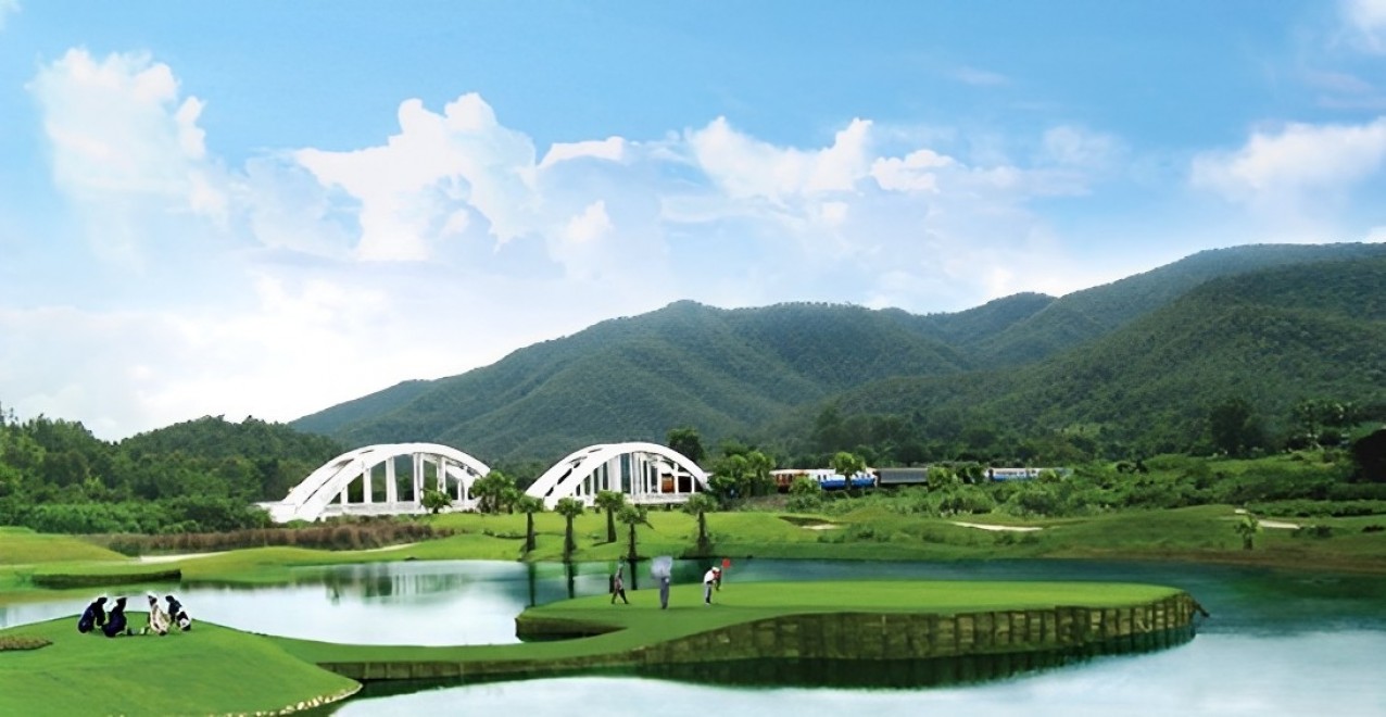 Gassan Khuntan Golf and Resort（ガッサン・クンタン・ゴルフ＆リゾート）の川と丘に囲まれたフェアウェイ