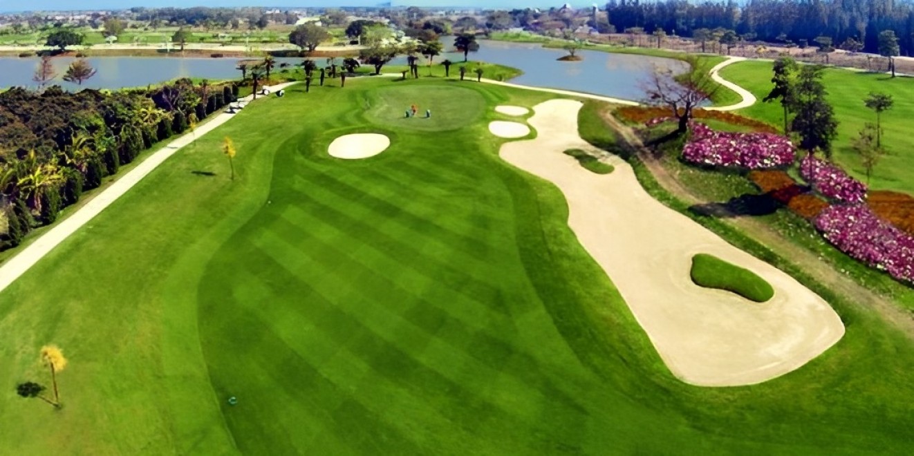 Gassan Legacy Golf Club（ガッサン・レガシー・ゴルフクラブ）の湖畔のフェアウェイ