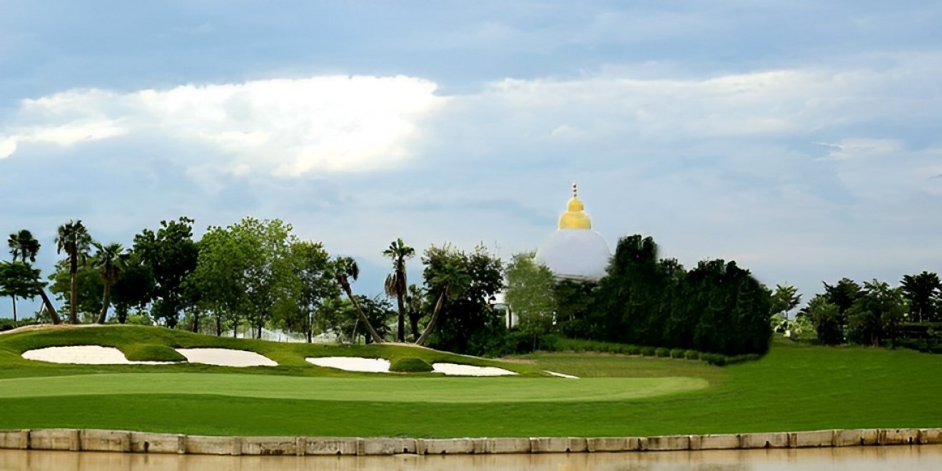 Gassan Panorama Golf Club の水面に挟まれたホール