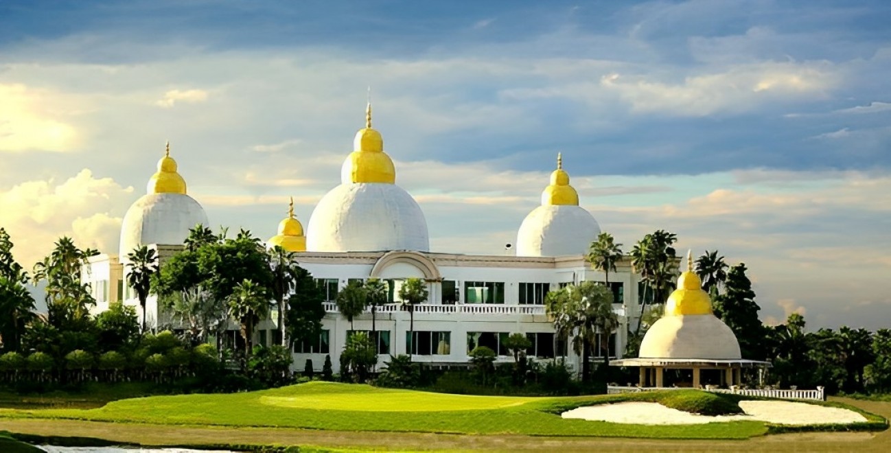 Gassan Panorama Golf Club の水に囲まれたグリーン