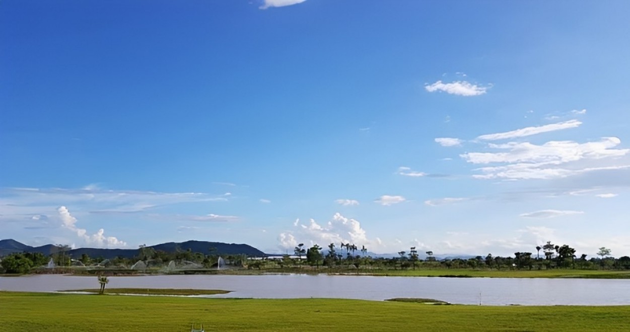 Gassan Panorama Golf Club（ガッサン・パノラマ・ゴルフクラブ）の水面に挟まれたフェアウェイ