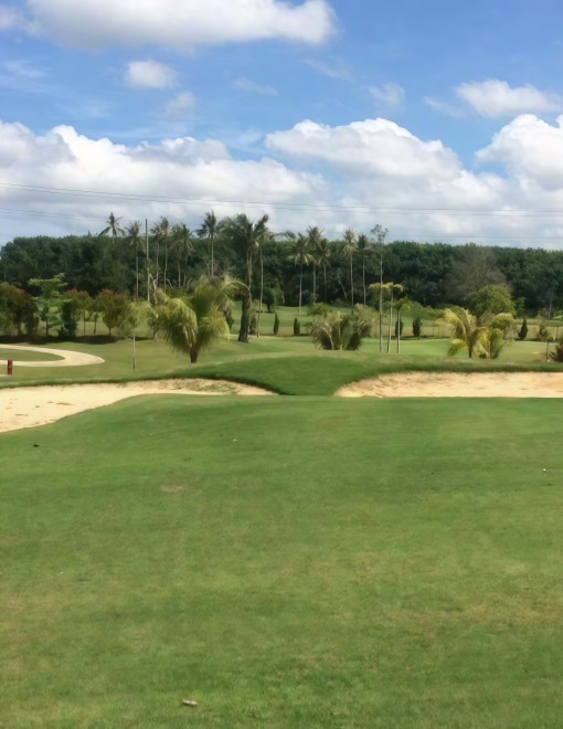 Hula Hula Golf Club の湖と周囲の山