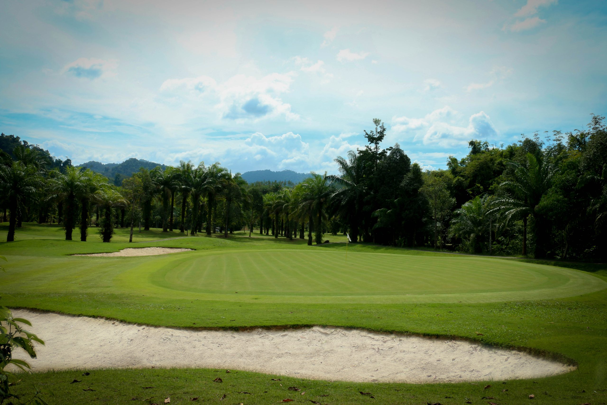 Katathong Golf Resort & Spa の石灰岩の山と池