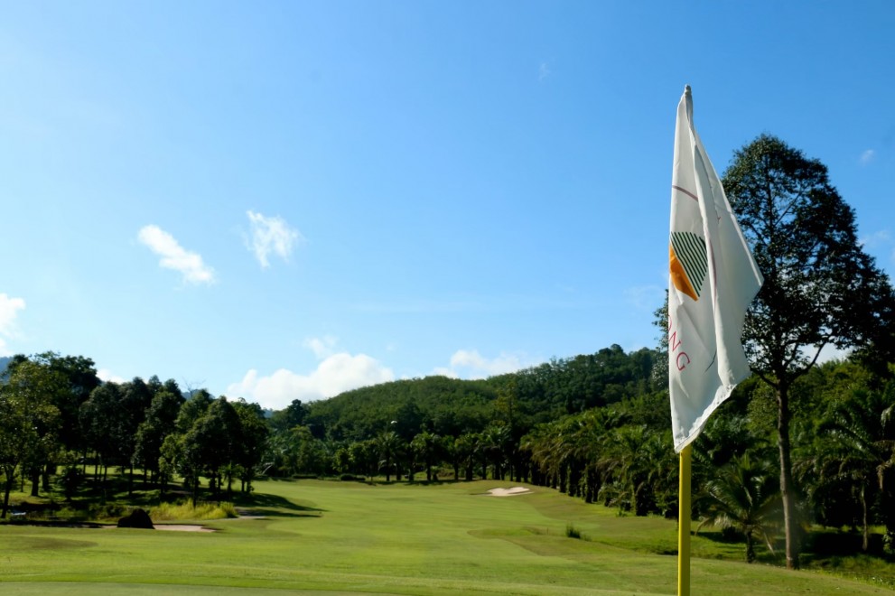 Katathong Golf Resort & Spa(カタトーン・ゴルフリゾート&スパ)の石灰岩の山に囲まれたフェアウェイ