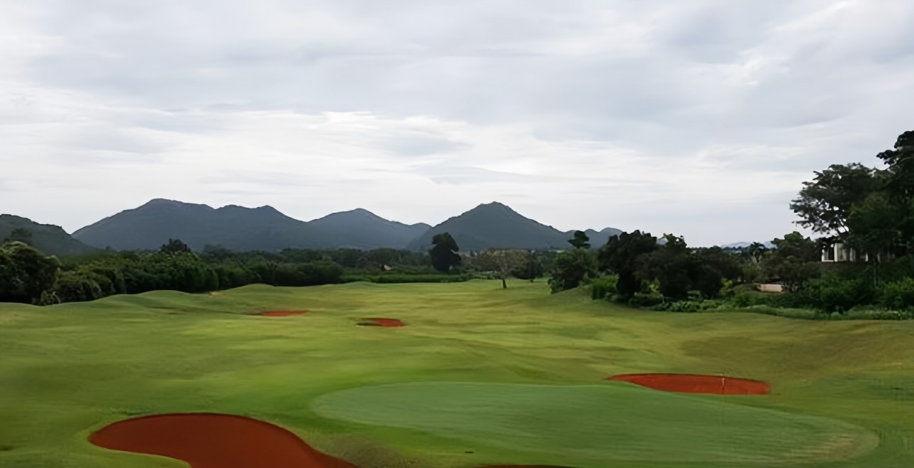 Khao Yai Country Club のうねるフェアウェイ