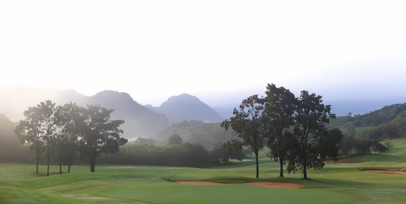 Khao Yai Country Club（カオヤイ・カントリークラブ）の谷とうねるフェアウェイ