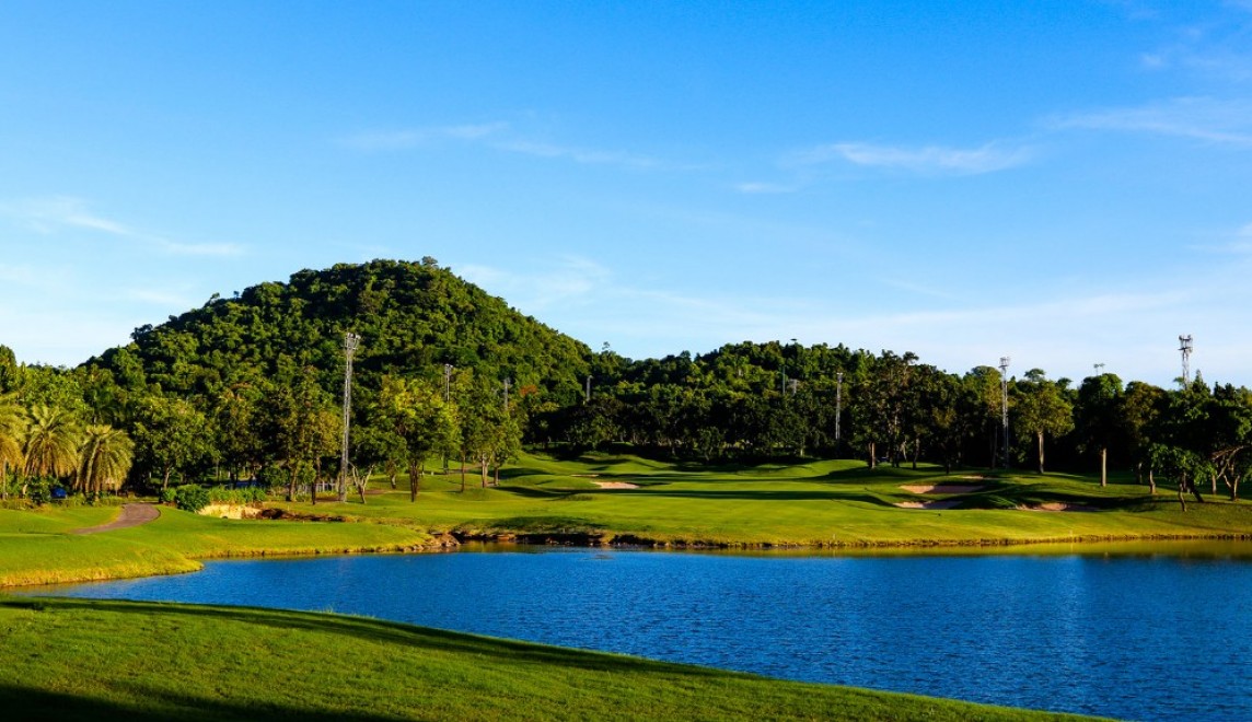 Laem Chabang International Country Club の照明設備のあるホール