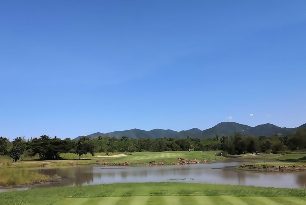 Lake View Resort and Golf Club（レイクビュー・リゾート＆ゴルフクラブ）の湖と赤い岩が絡むホール