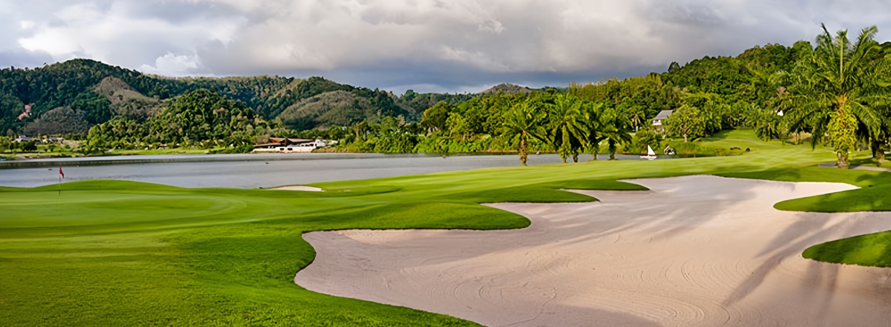 Loch Palm Golf Club の Crystal Lake が絡むホール