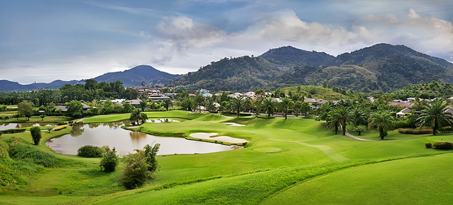 Loch Palm Golf Club のヤシに縁取られたフェアウェイ