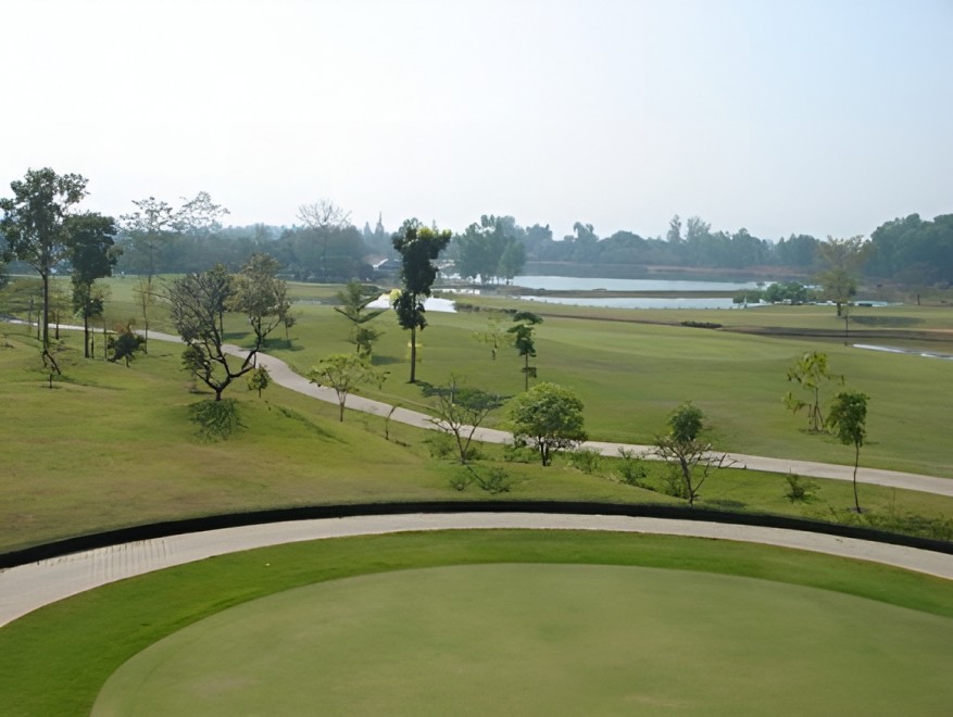 Mae Jo Golf Club and Resort の果樹に縁取られたフェアウェイ