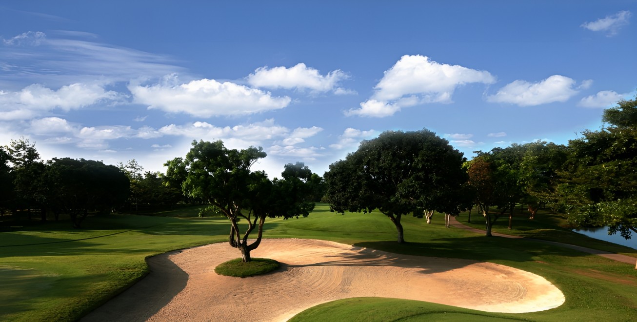 Mae Jo Golf Club and Resort の水とバンカーが絡むホール