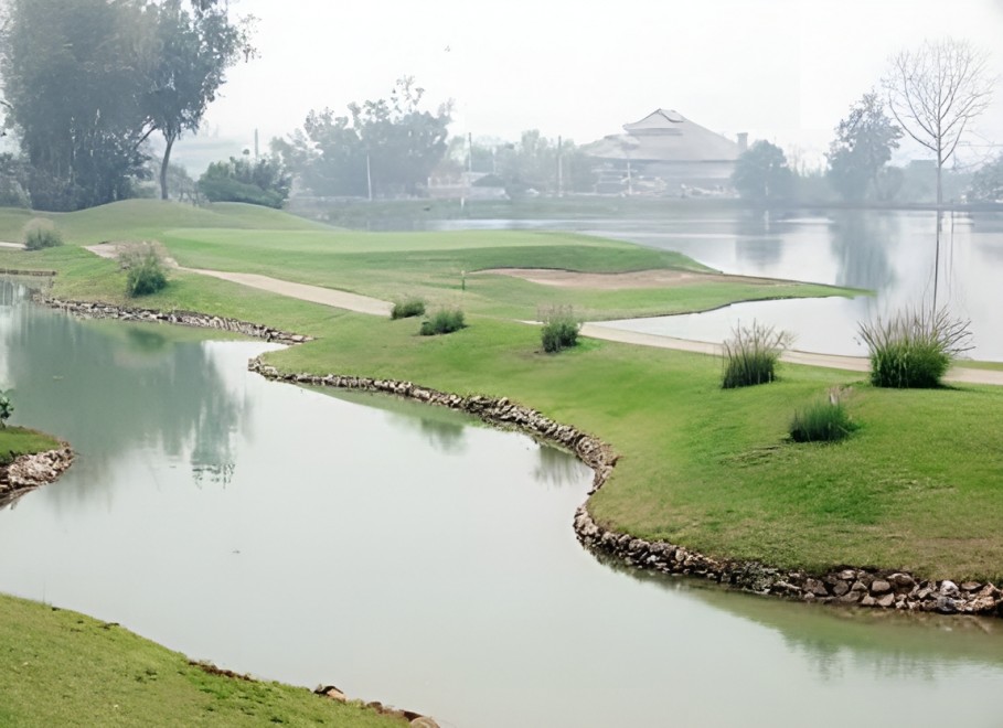 Mae Jo Golf Club and Resort（メージョー・ゴルフクラブ＆リゾート）の果樹園に囲まれたフェアウェイ