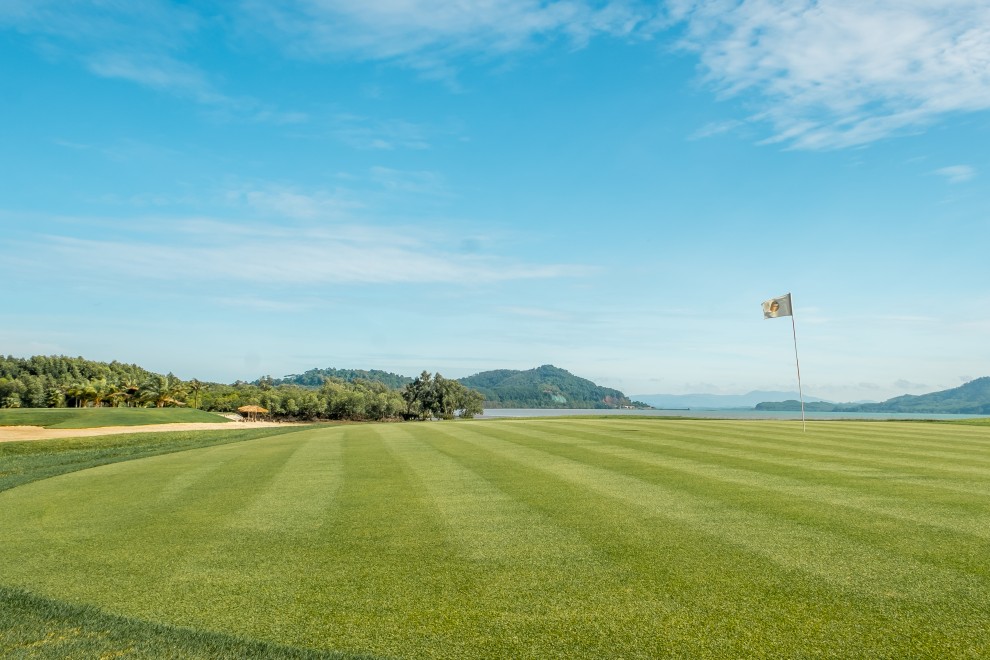 Mission Hills Phuket Golf Resort & Spa の海に面したホール