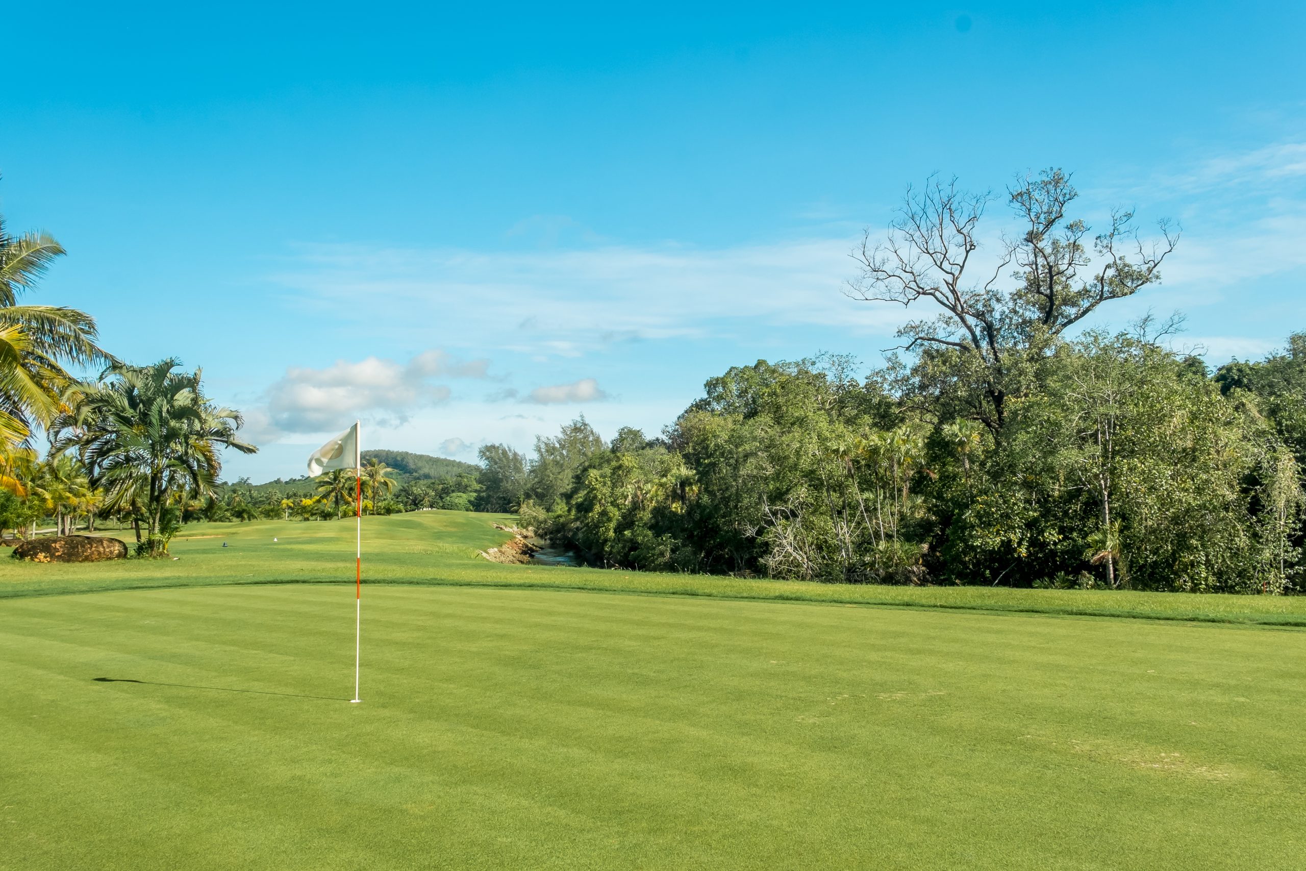Mission Hills Phuket Golf Resort & Spa のパンガー湾を望むホール