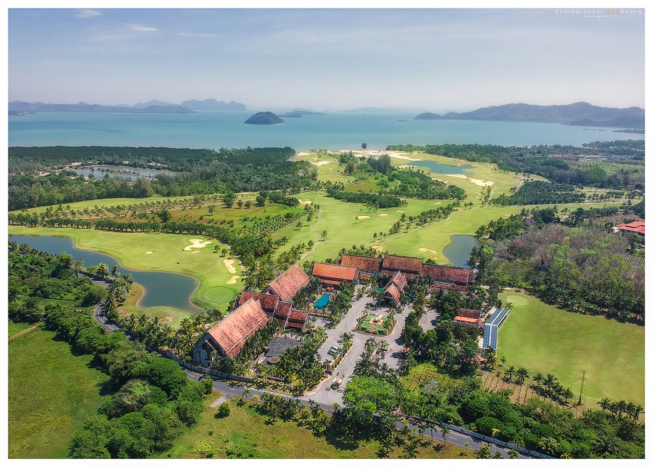 Mission Hills Phuket Golf Resort & Spa(ミッションヒルズ・プーケット・ゴルフリゾート&スパ)の海を望むフェアウェイ