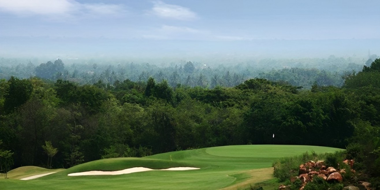 Mountain Creek Golf Resort and Residence(マウンテンクリーク)のジャングルに縁取られたホール