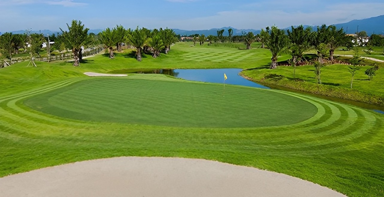 North Hill Golf Chiang Mai のドッグレッグのホール