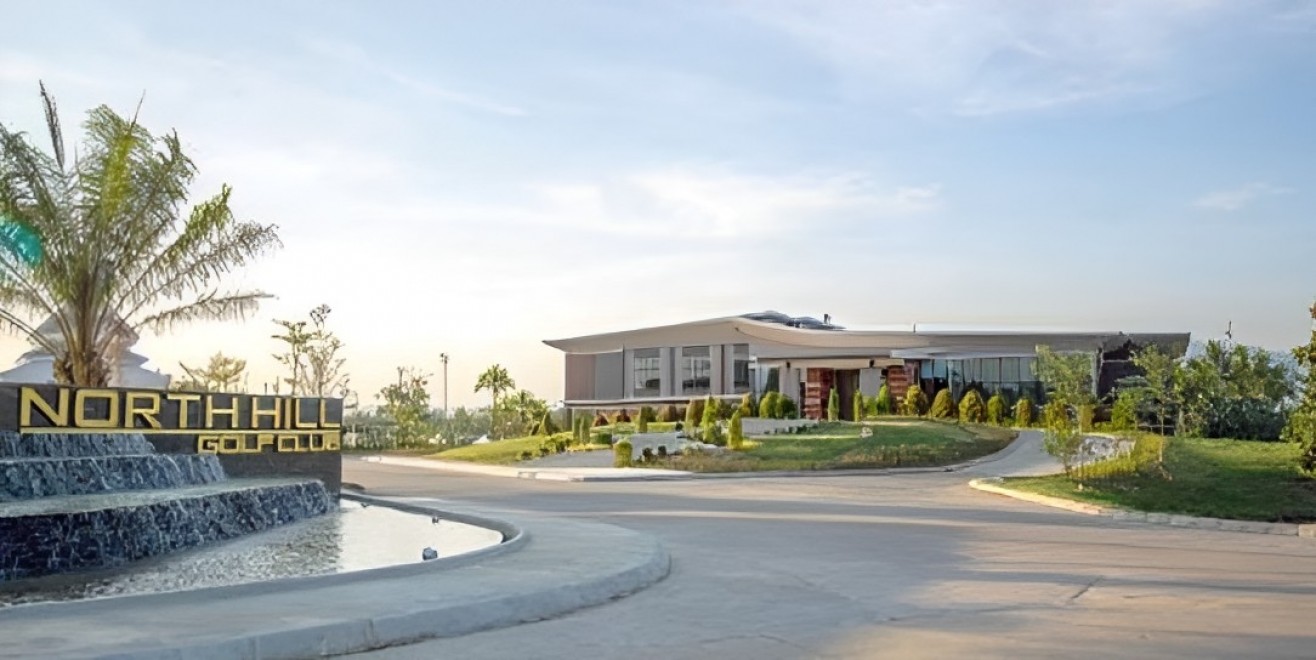 North Hill Golf Chiang Mai(ノースヒル・ゴルフ・チェンマイ)のドイステープ山を望むフェアウェイ