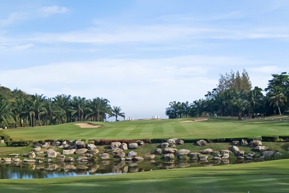 Palm Hills Golf Club and Residence の山の上から望むタイランド湾