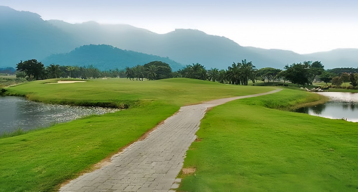 Palm Hills Golf Club and Residence（パームヒルズ・ゴルフクラブ＆レジデンス）のヤシに縁取られたフェアウェイ