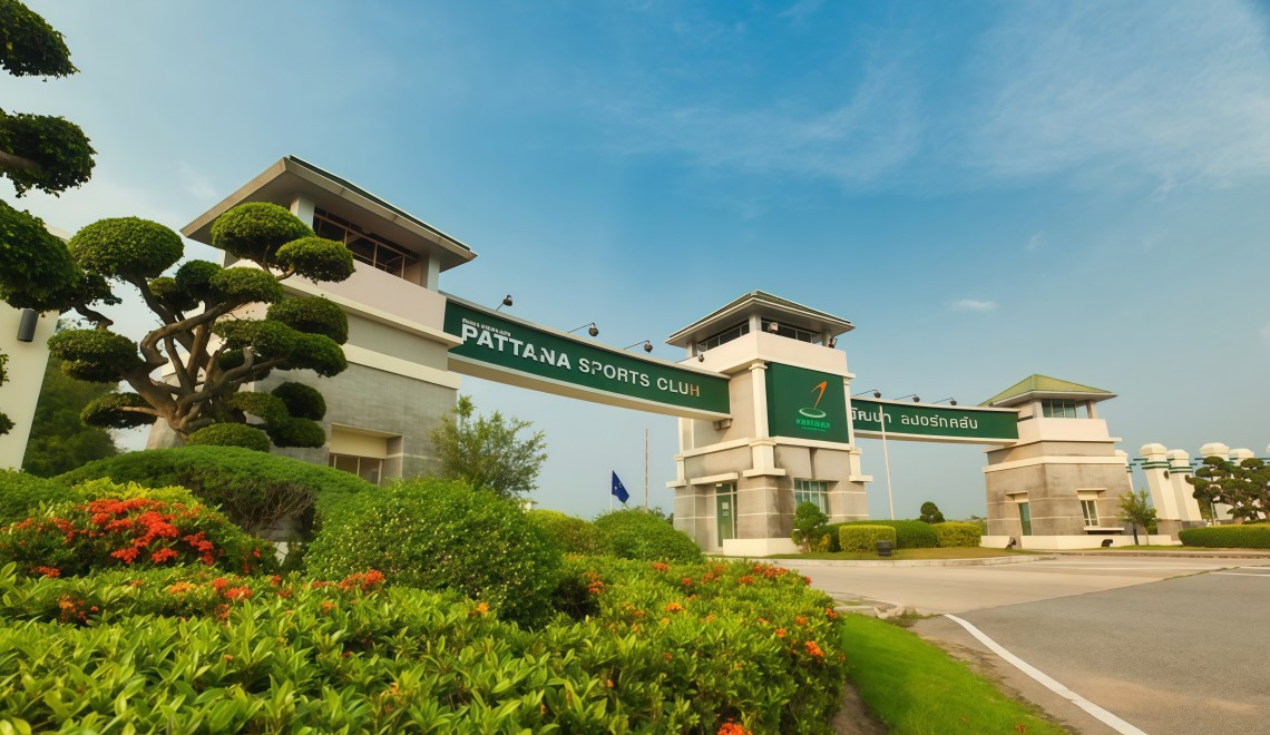 Pattana Golf Club and Resort のバンカーとグリーン
